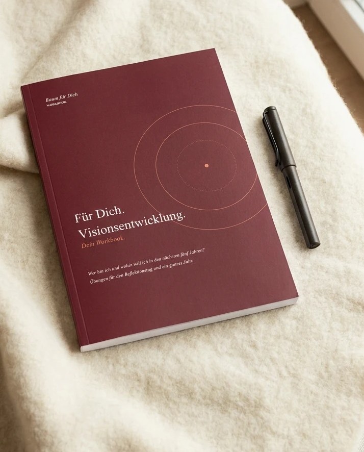 Das Workbook „Für Dich. Visionsentwicklung.“ auf einer hellen Wolldecke